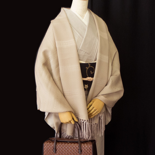 衿秀 変わり織りの大判ストールと紬のコーディネート