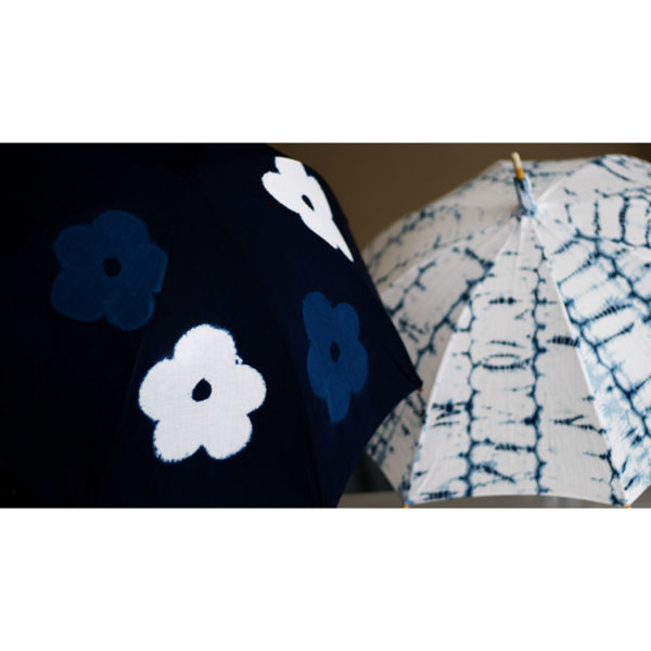 琉球藍染工房日傘 平敷慶彦(琉球藍染工房) 琉球藍染の日傘 「花」 白地に藍色 | 千