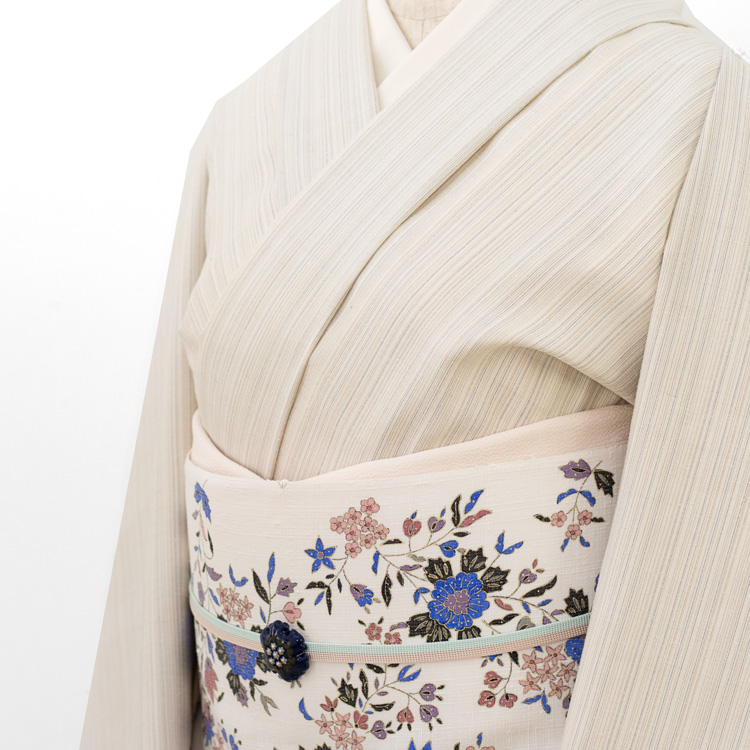 荒井彩乃別注 スリップウェアの帯留めとフォリア仁平幸春さん別注の花舞更紗帯のコーディネート