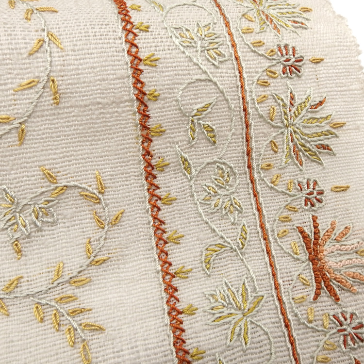 手刺繍の袋帯「カシミール」 練色 に黄土色のアップ