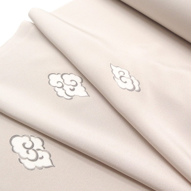 成謙 「瑞雲 飛び柄小紋 着尺 千成堂別注」 薄灰梅色（極薄く赤みがかった薄灰色）