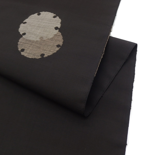 本場大島紬 「15半ヨミ・カタス9マルキ・雪輪重ねの地空き」純泥染 雪輪 純絹手織り 川口織物 鉄黒