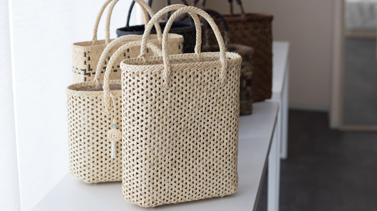 千成堂着物店 別注 andekundeさんの 皮籐のバッグ 白縦型