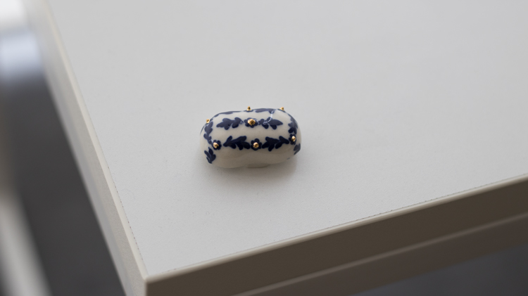 荒井彩乃さんに別注した千成堂オリジナルの帯留め:白地に青蔓の金彩