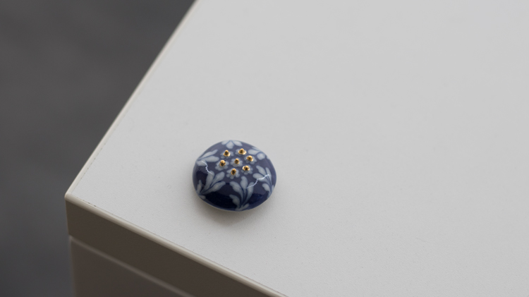 荒井彩乃さんに別注した千成堂オリジナルの帯留め:青地小花金彩