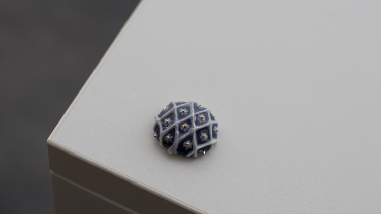 荒井彩乃さんに別注した千成堂オリジナルの帯留め:青地白網目に小花金彩 丸