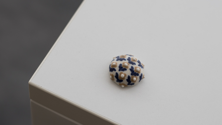 荒井彩乃さんに別注した千成堂オリジナルの帯留め:白地小花