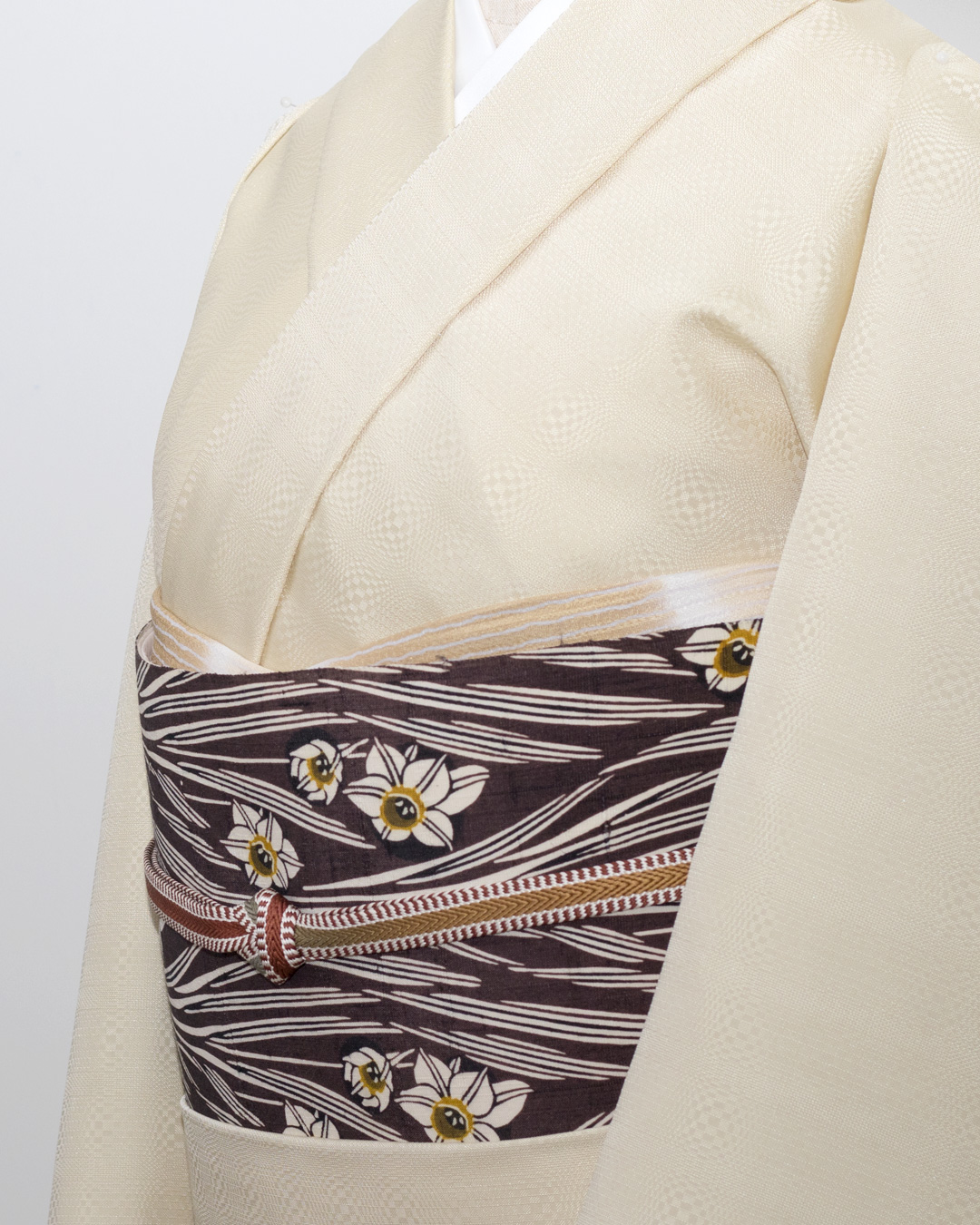 武村小平さんに別注した九寸帯「スイセン」の紬地と白たか織着尺のコーディネート