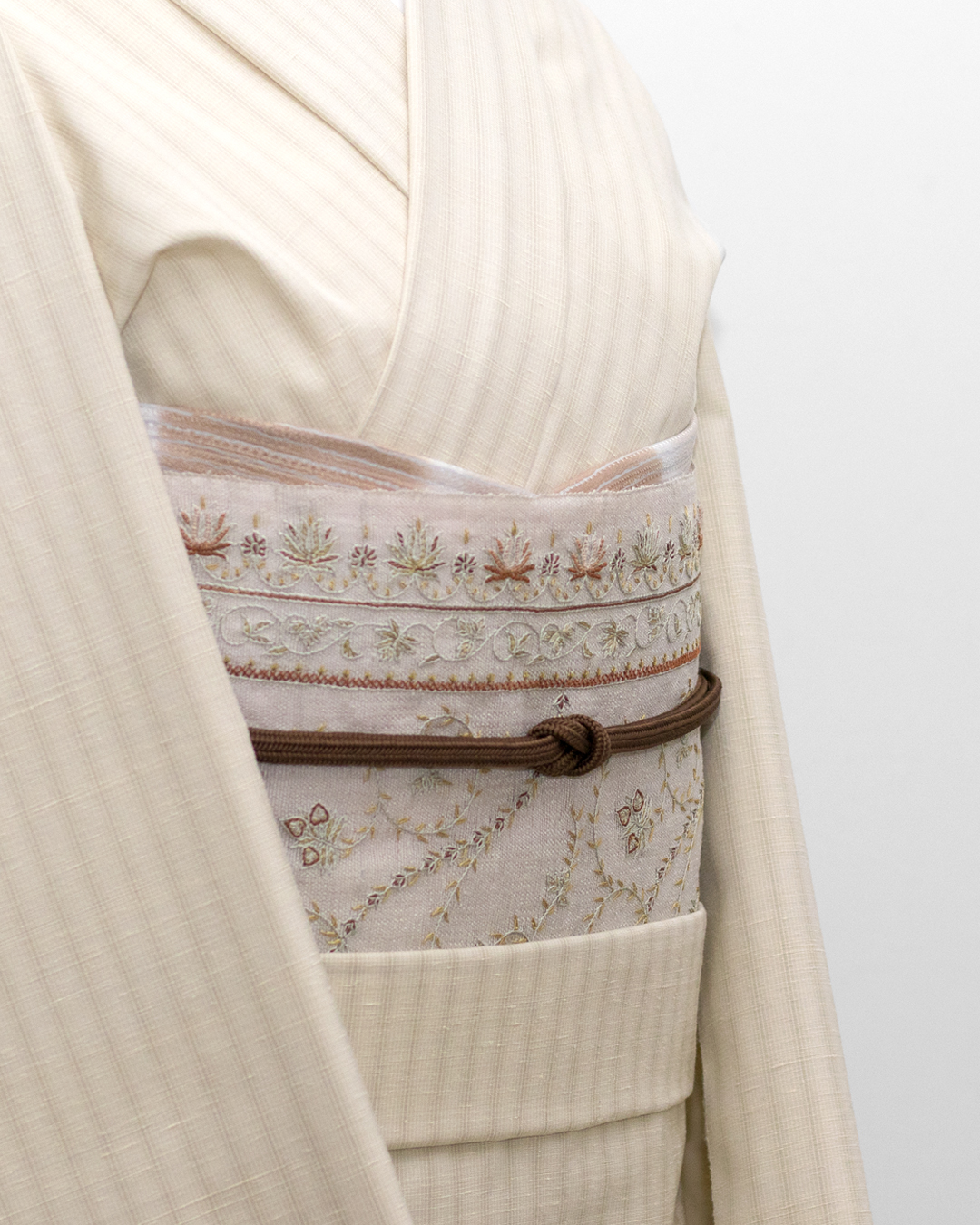 ベージュとベージュの組み合わせ。柳川千秋さんの風の組み立てと刺繍の帯のコーディネート